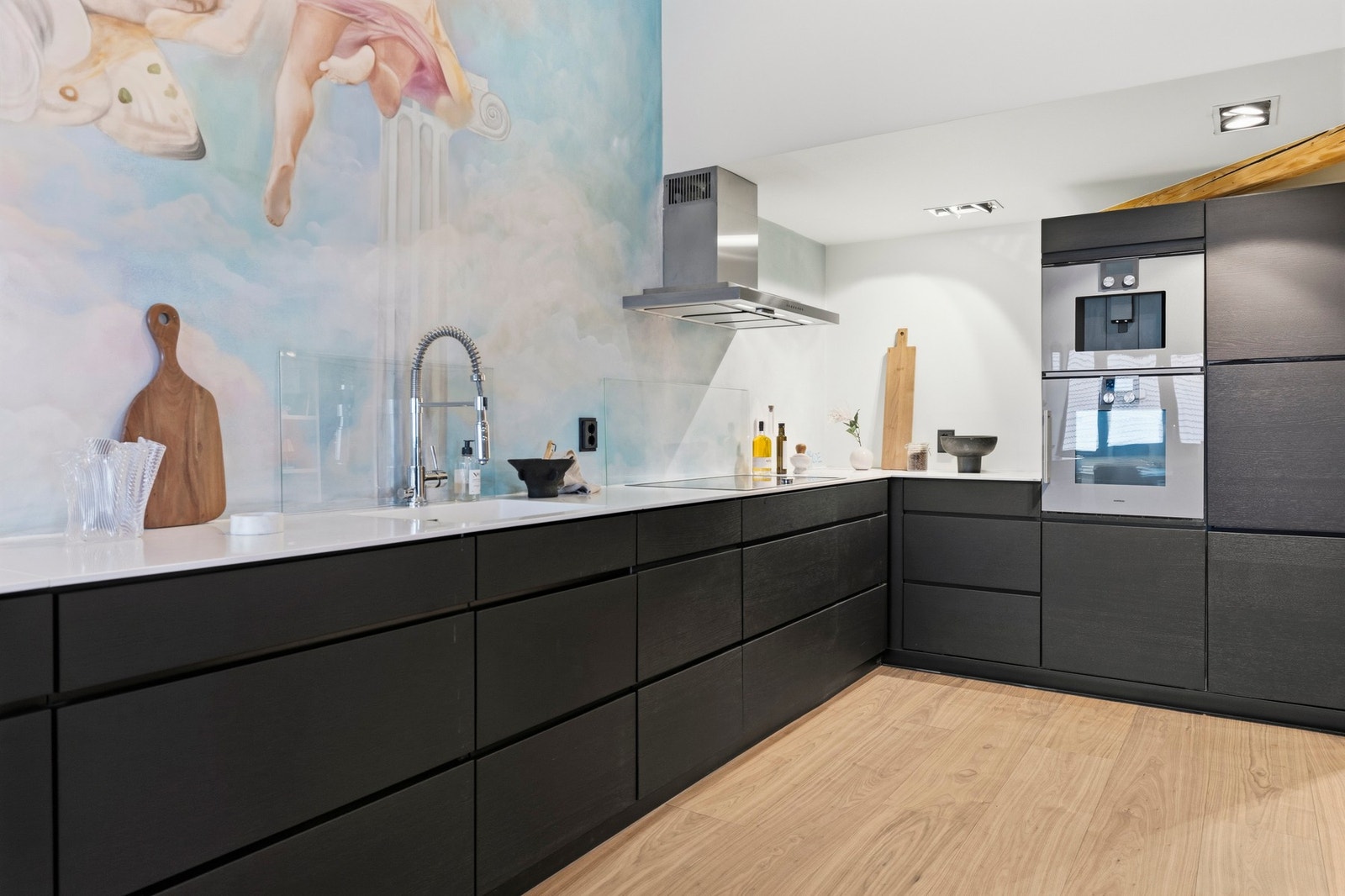 Her er det svært god benkeplass og rikelig med skap- og skuffeløsninger som gir både effektiv arbeidsflyt og god oppbevaringskapasitet. Galleribilde