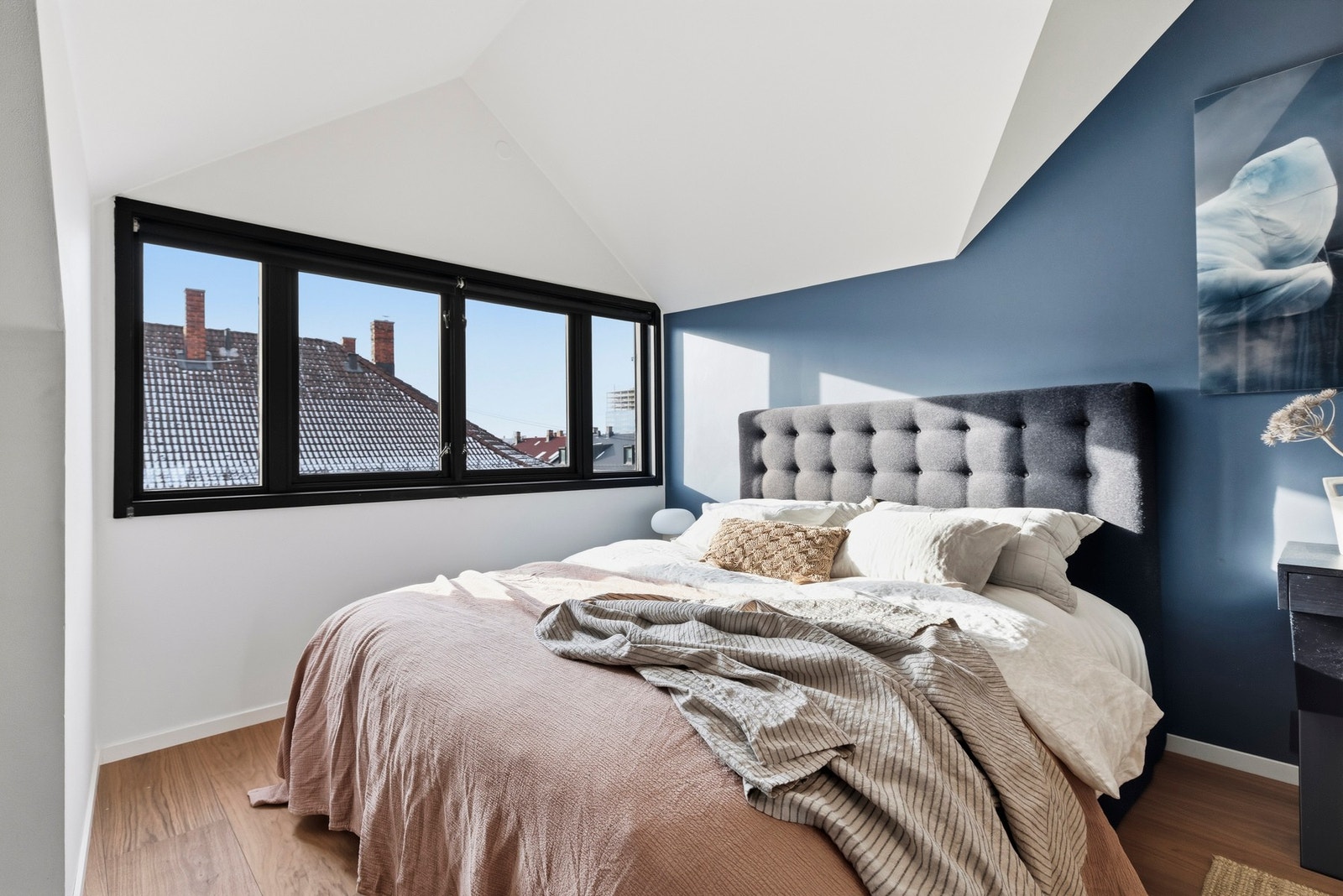 Et romslig og imponerende hovedsoverom med svært god takhøyde som gir en luftig og eksklusiv romfølelse. Galleribilde