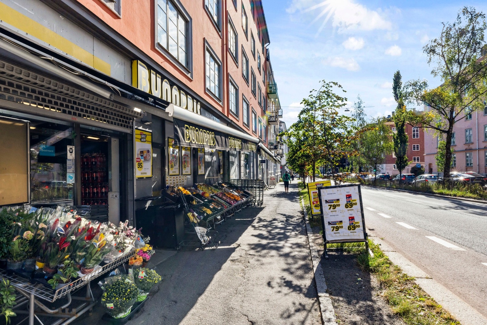 Dagligvarebutikker som Kiwi, Rema 1000, Coop Extra, Meny, Jacobs finnes rett i nærheten. og Bunnpris ligger rett ved boligen. Galleribilde