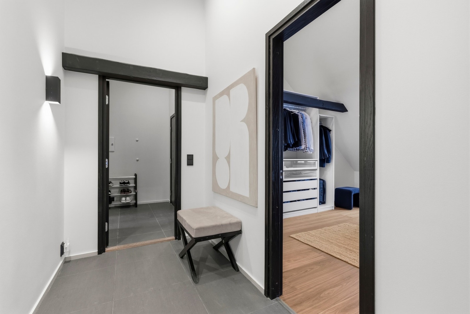 Romslig og innbydende entré som gir en praktisk adkomst både til hoveddelen av leiligheten og til hybelen. Galleribilde