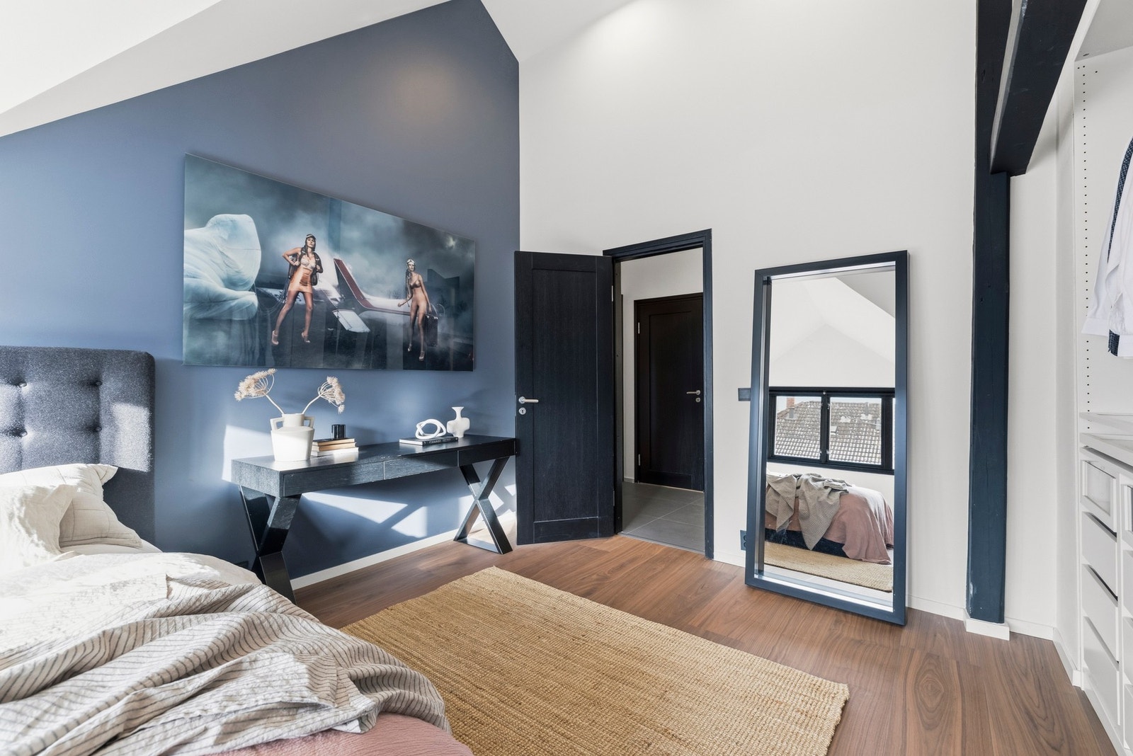 De synlige bjelkene tilfører karakter og understreker den autentiske loftsstilen, samtidig som de skaper en lun og særpreget atmosfære. Galleribilde