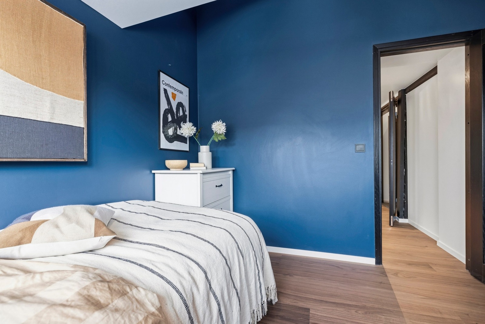 Soverom 2:
Et lyst og fleksibelt rom med gode møbleringsmuligheter. Dette rommet har også svært god takhøyde, som gir en herlig romfølelse. Galleribilde