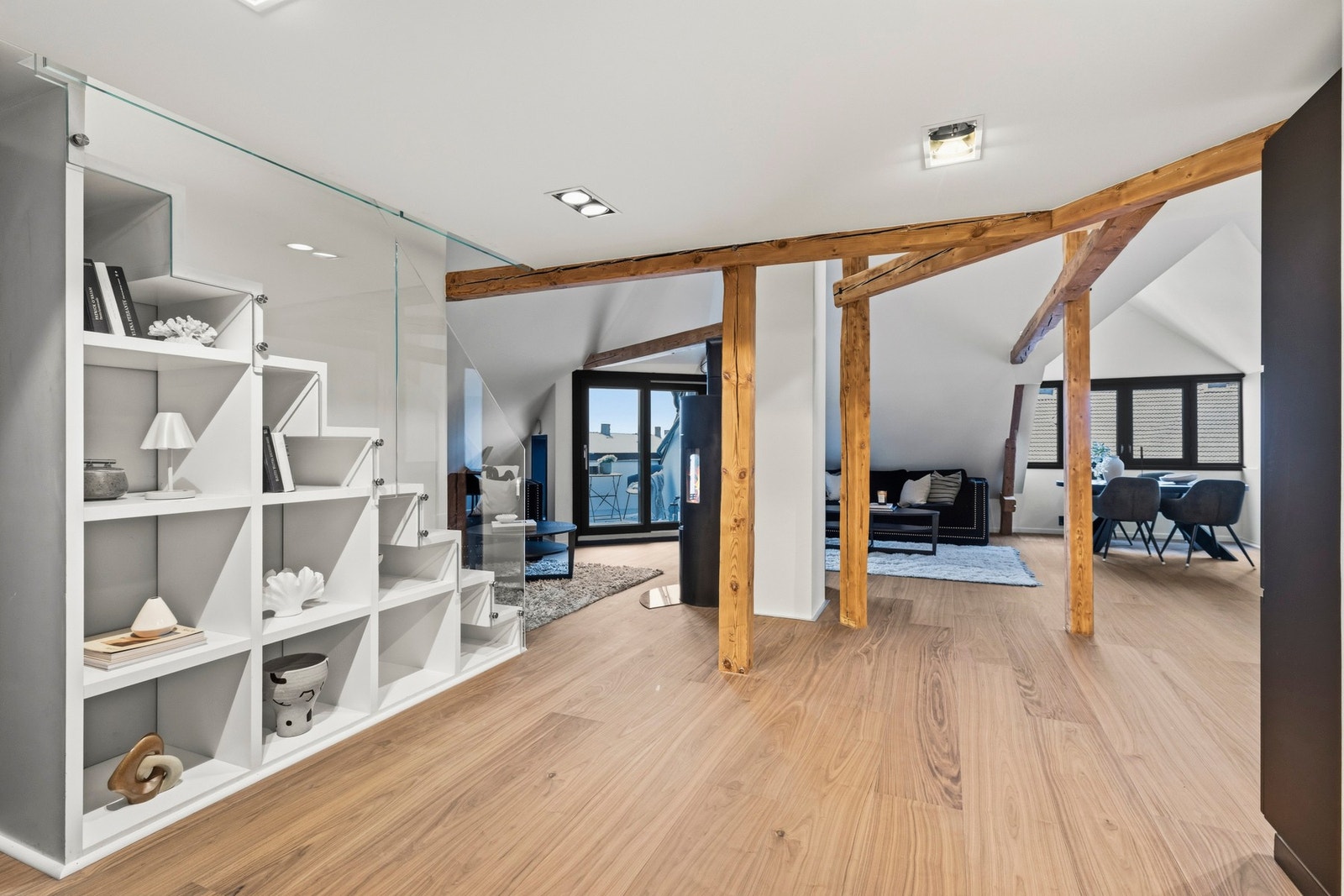 Fra stuen går det trapp opp til hems, som gir ekstra bruksareal og forsterker den åpne og spennende romfølelsen. Galleribilde