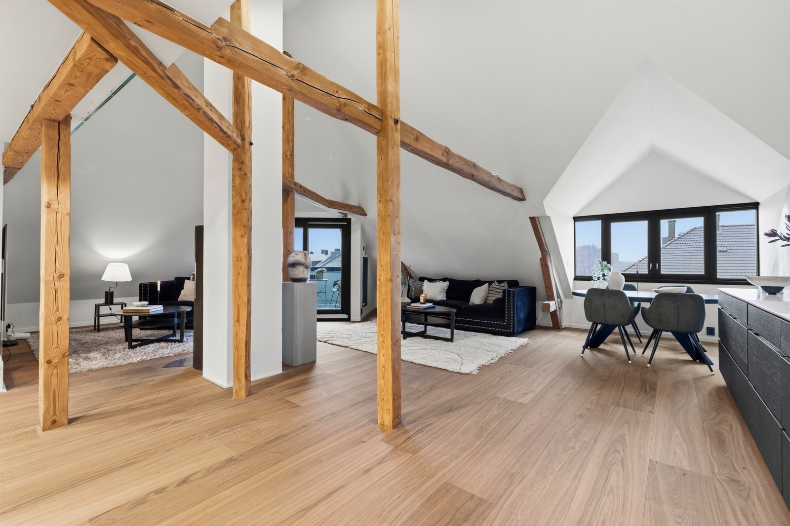 Oppholdsrommene er av god størrelse og det er rikelig med plass til en romslig sofagruppe, spiseplass og sosiale soner. Galleribilde