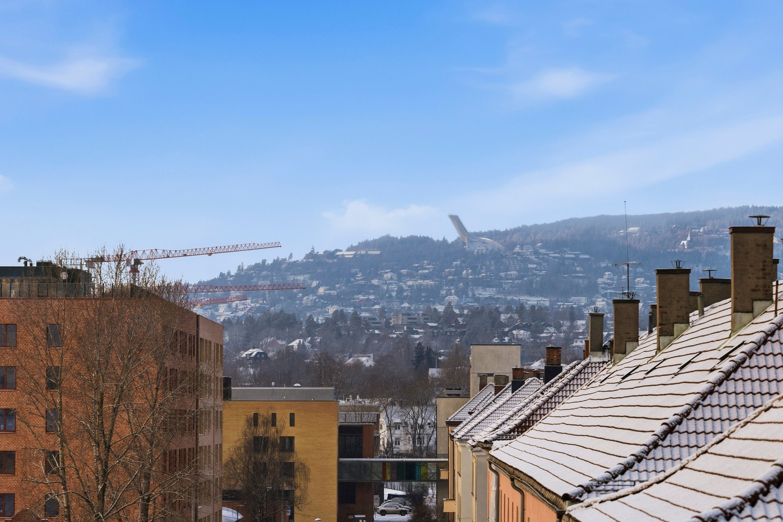 Høyt og fritt beliggende med flott utsikt mot Holmenkollen. Galleribilde