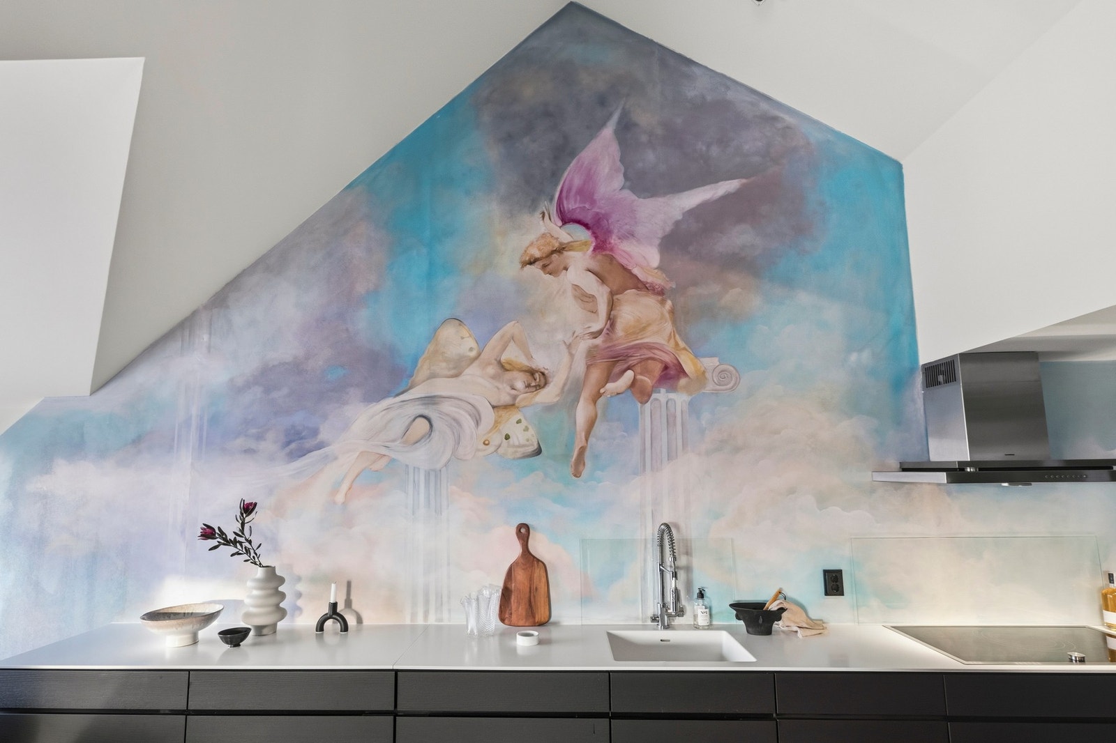 Et dekorativt veggmaleri, malt av Jonathan Varcoe gir rommet karakter og personlighet - en gjennomført detalj som løfter helhetsinntrykket. Galleribilde