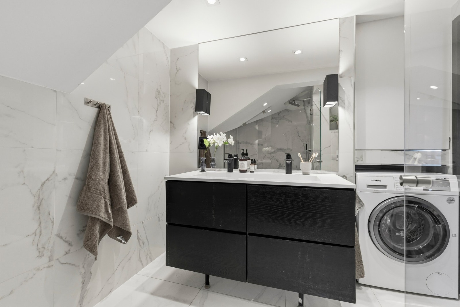 Hovedbadet er delikat og eksklusivt, fra år 2017 med lekre marmorfliser som gir rommet et elegant og tidløst uttrykk. Galleribilde