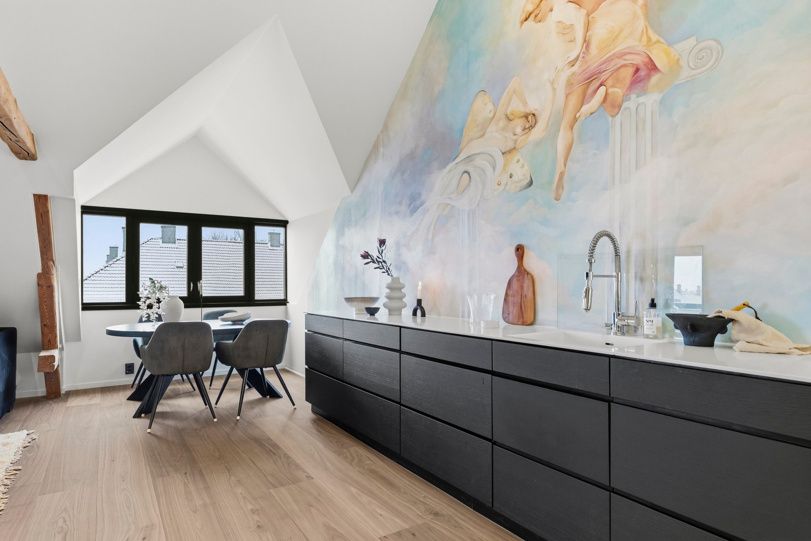 Lekkert kjøkken som er i åpen løsning i stuen, som skaper en en sosial og moderne planløsning. Galleribilde