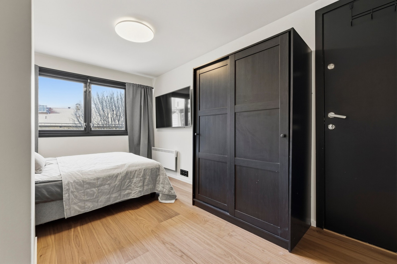 Hybeldelen med egen inngang innholder
Soverom, kjøkken og bad - en svært attraktiv og fleksibel løsning. Galleribilde