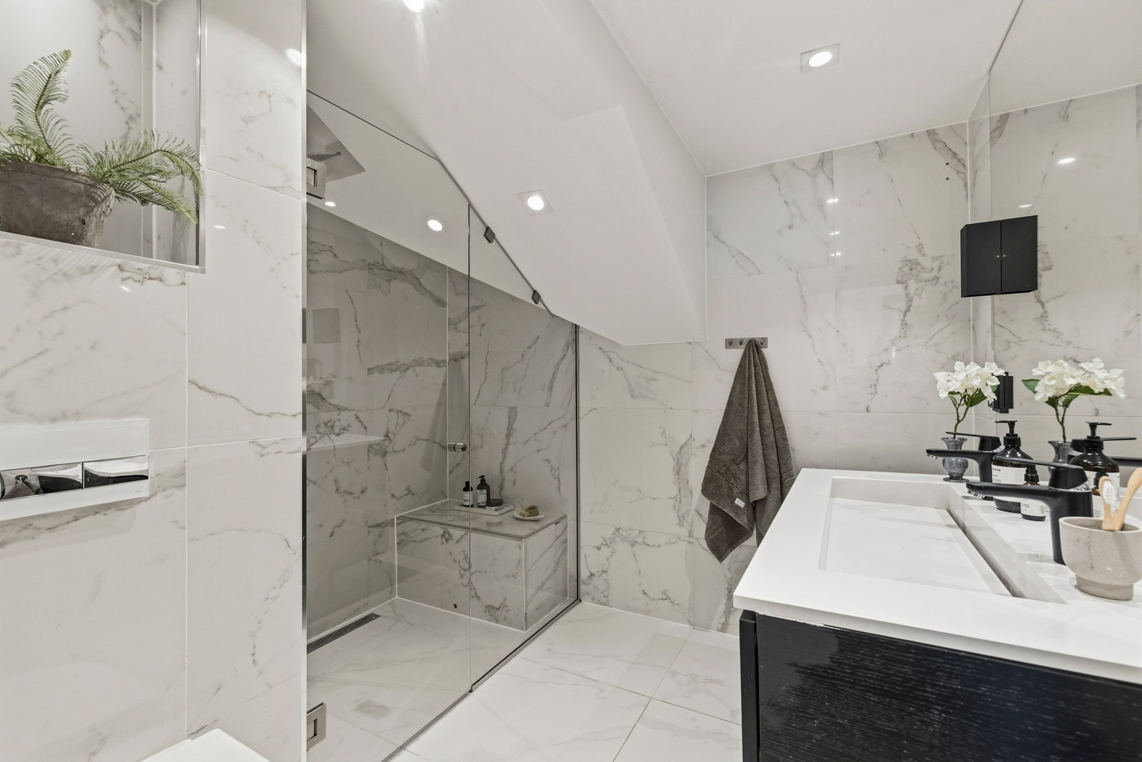 Over servanten er det montert et stort veggspeil som forsterker romfølelsen og bidrar til et lyst og luftig preg. Galleribilde