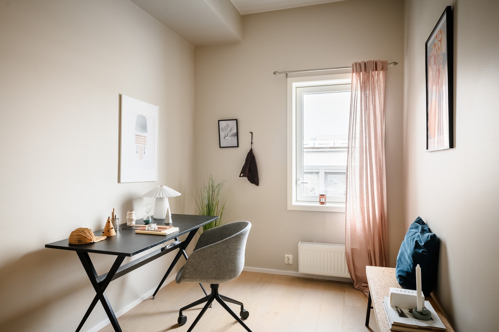 Et praktisk rom som passer godt både for barn, ungdom eller hjemmearbeid. Galleribilde