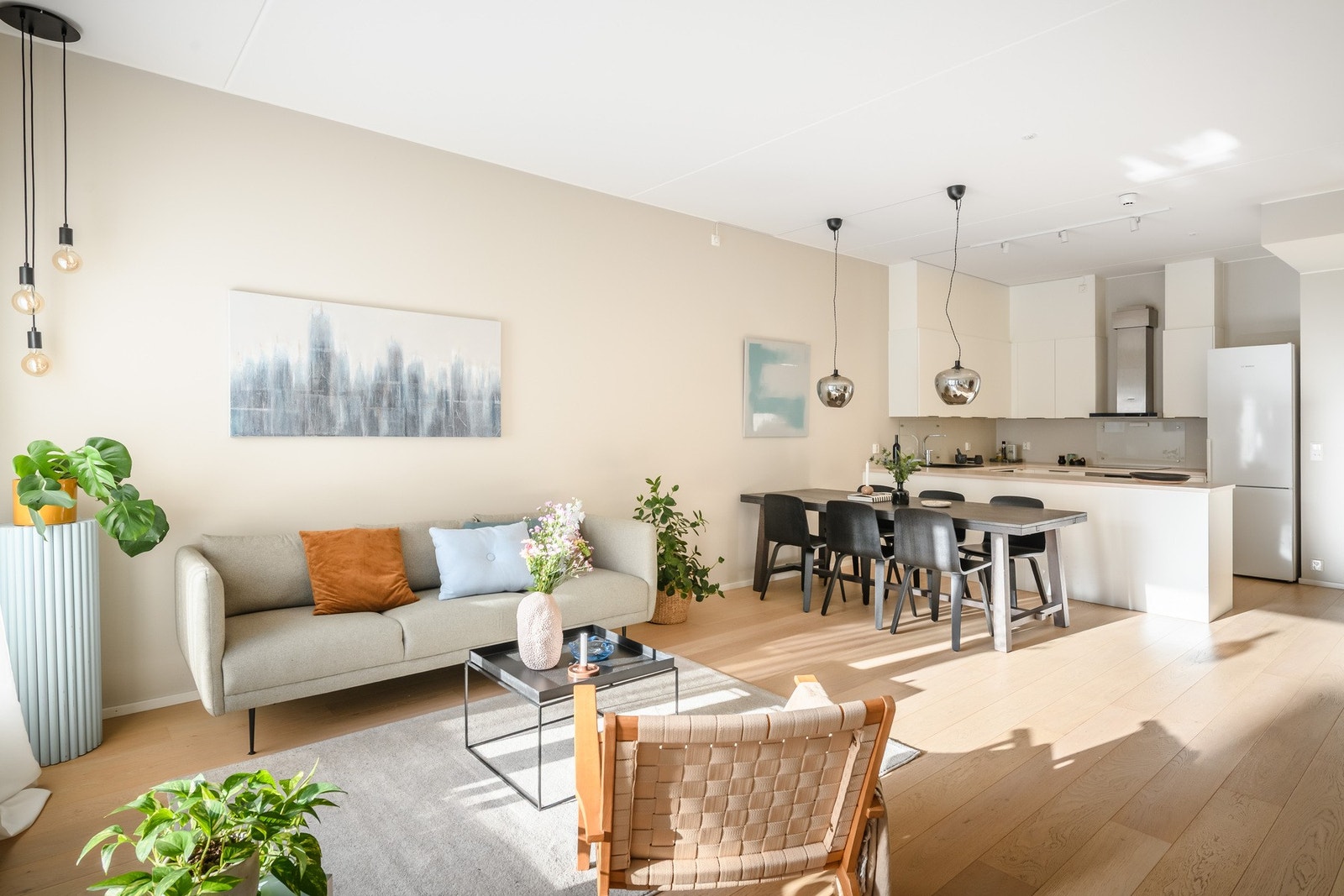 Romslig stue med hjørneplassering og gode muligheter for både sofakrok og stor spiseplass. Galleribilde