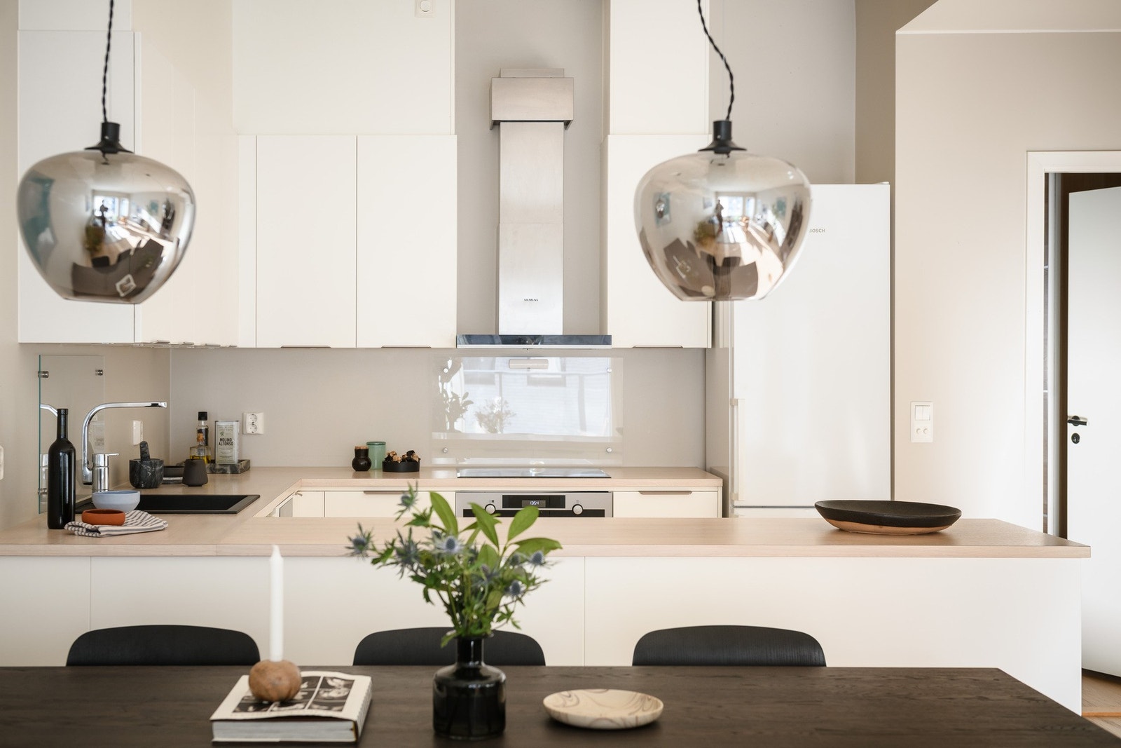 Kjøkkenet har integrerte hvitevarer, spiseøy og en åpen løsning som gjør matlagingen både sosial og praktisk. Galleribilde