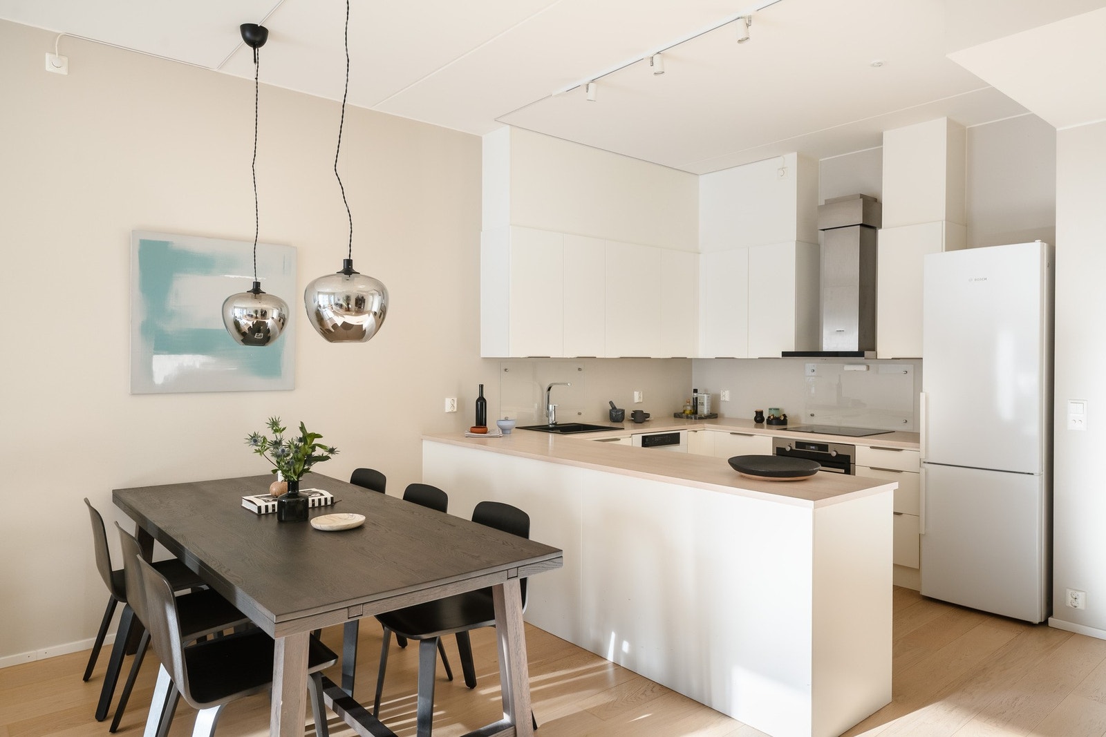 God plass til langbord i direkte tilknytning til kjøkkenet. Galleribilde