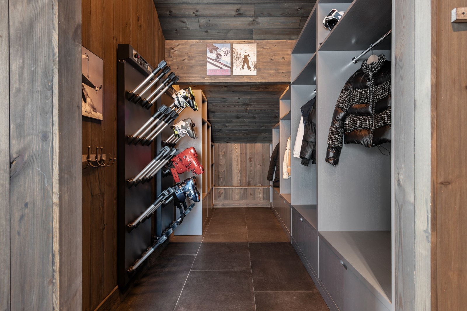 Misunnelsesverdig garderoberom med god plass til skitøy, skisko og støvler og hjelmer Galleribilde