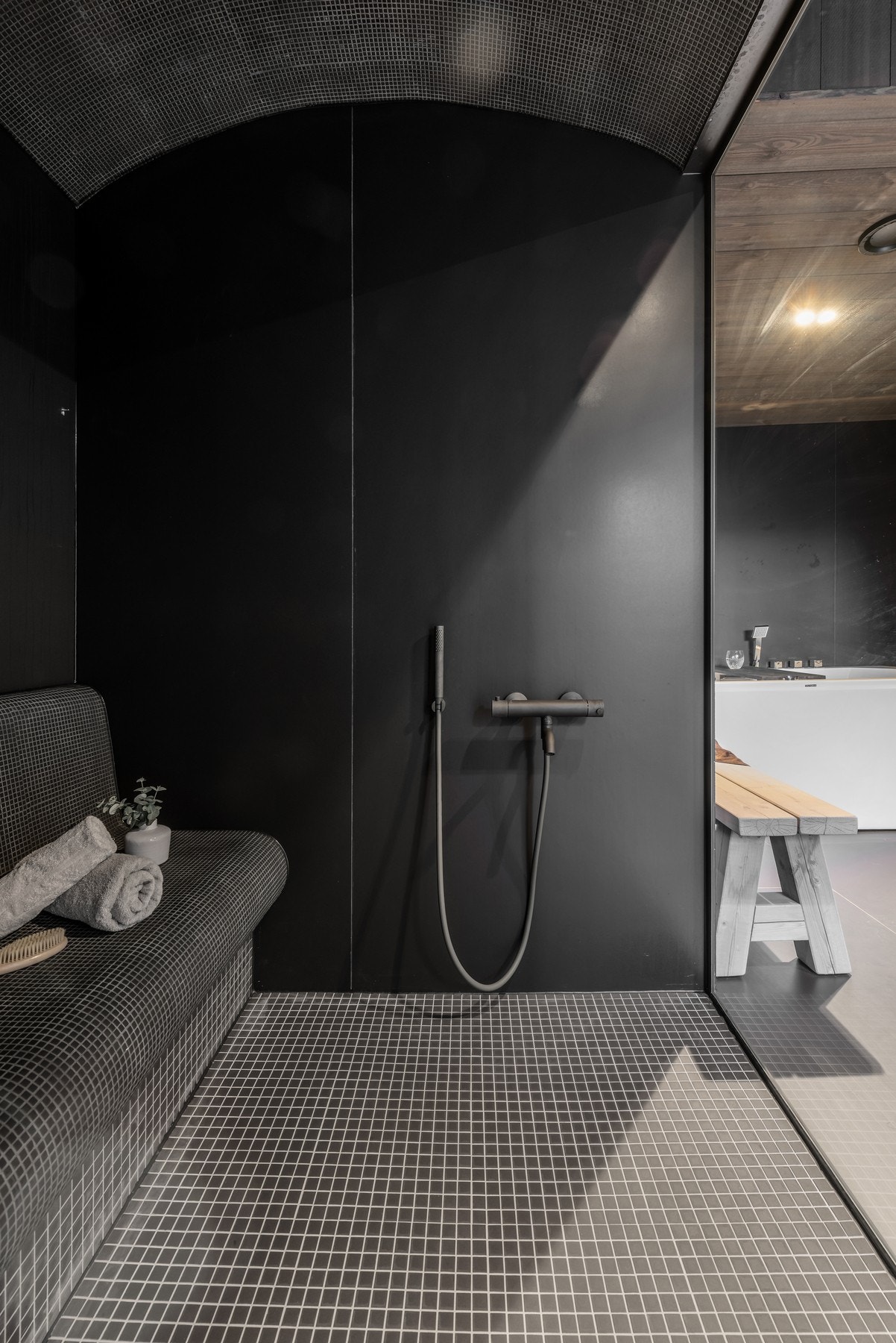 Luksuriøs steamdusj med plassbygget benk i mosaikk - en perfekt oase for avslapning Galleribilde