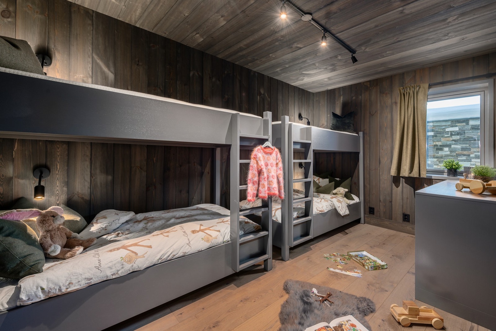 Køyesengene skaper den helt spesielle hyttekosen med hvisking etter leggetid, latter som sitter løst og minner som varer lenge etter at ferien er over Galleribilde