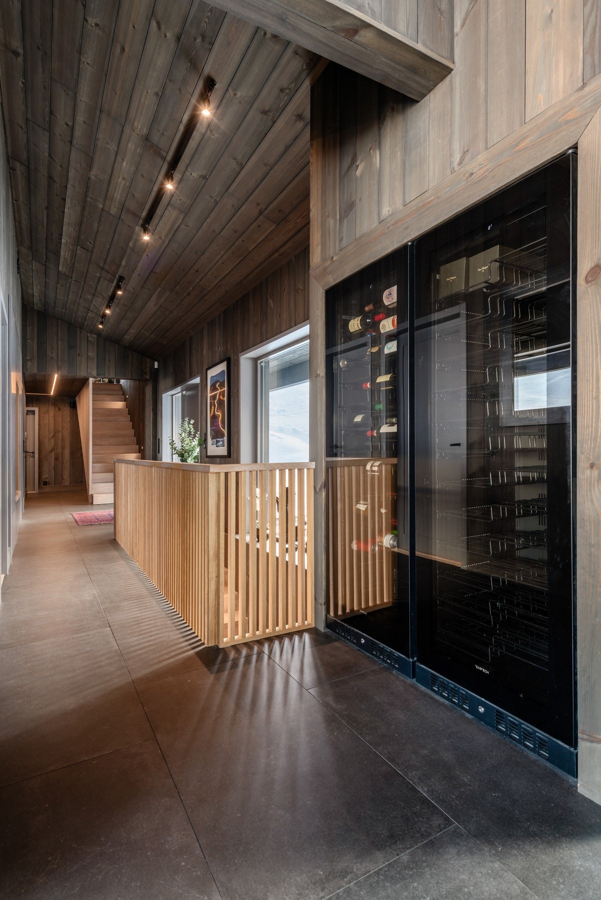 Dobbelt vinskap med plass til 300 flasker med edle dråper Galleribilde