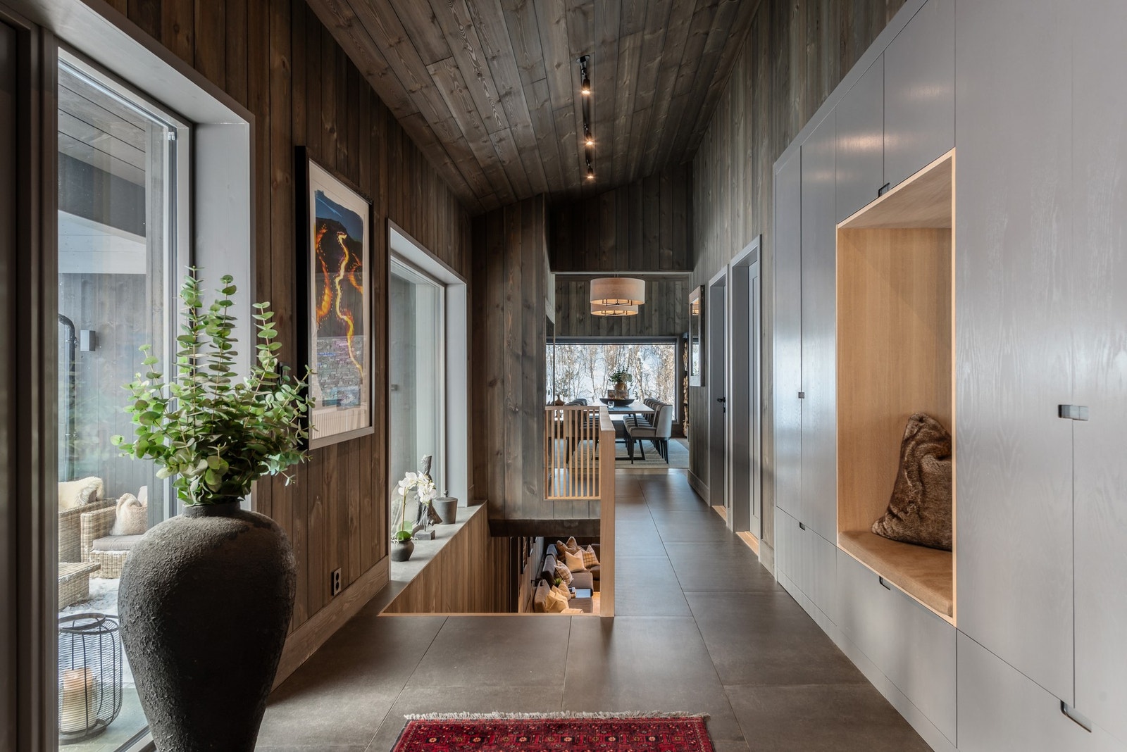 Allerede i entréen møtes du av lune materialvalg, solide detaljer og en åpen løsning som leder blikket rett inn mot den romslige stuen Galleribilde