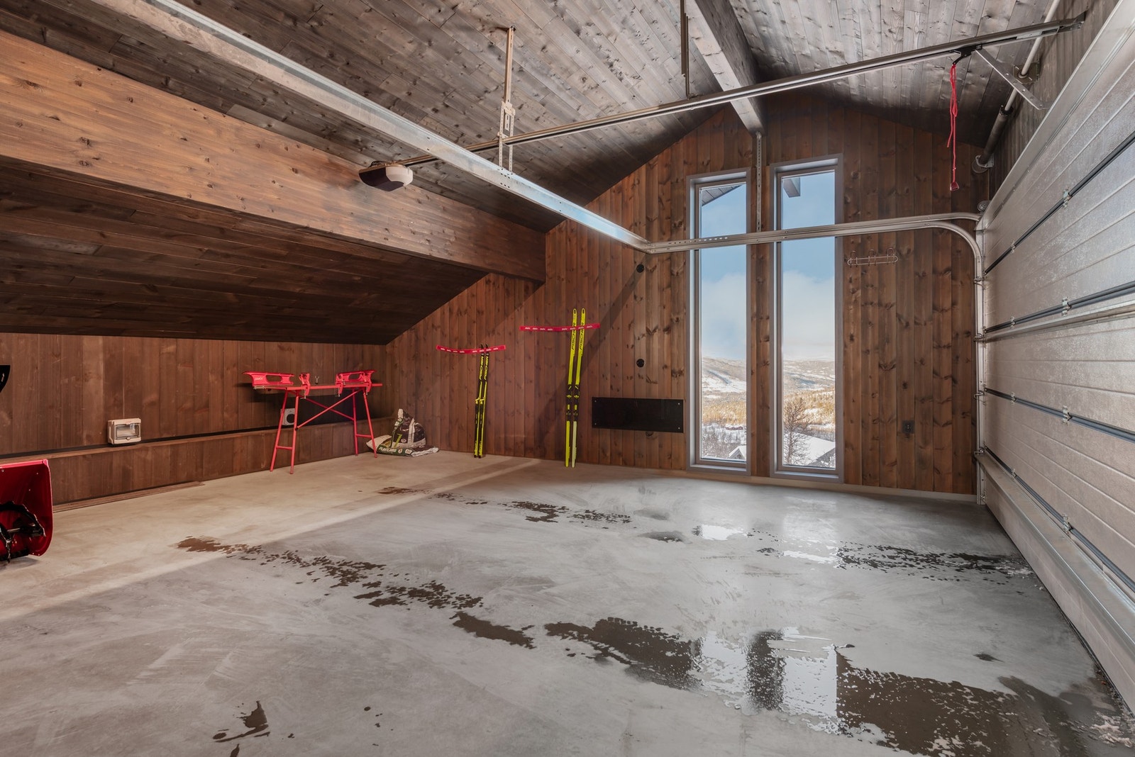 Dobbel garasje med 2 ladepunk for el-biler, smørebenk og skistativ Galleribilde