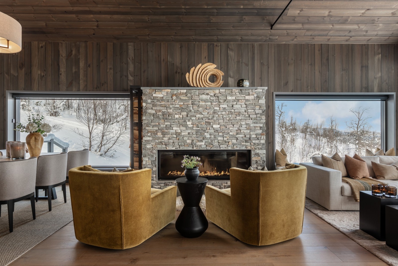 Hytten har en lekker peis med glassflate på 1,8 meter Galleribilde