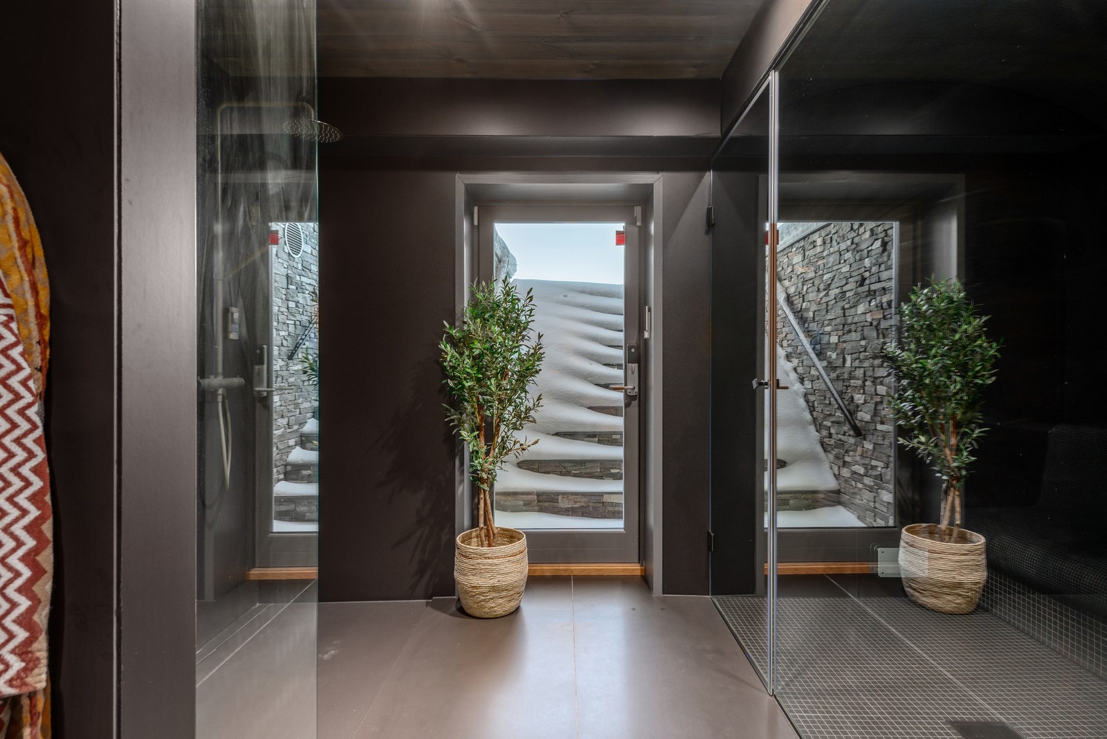 Her kan du nyte luksus, ro og velvære i intime omgivelser, midt i fjellets magiske natur. Trappen leder ut til klart opplegg for utendørs jacuzzi Galleribilde