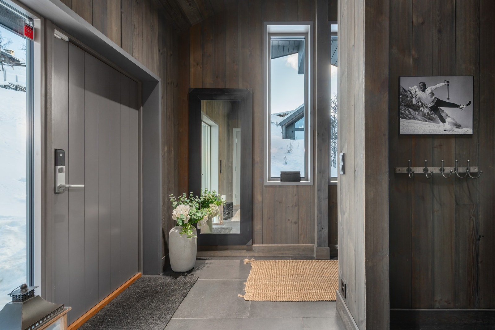 Andre etasje har også inngang ved siden av garasjen Galleribilde