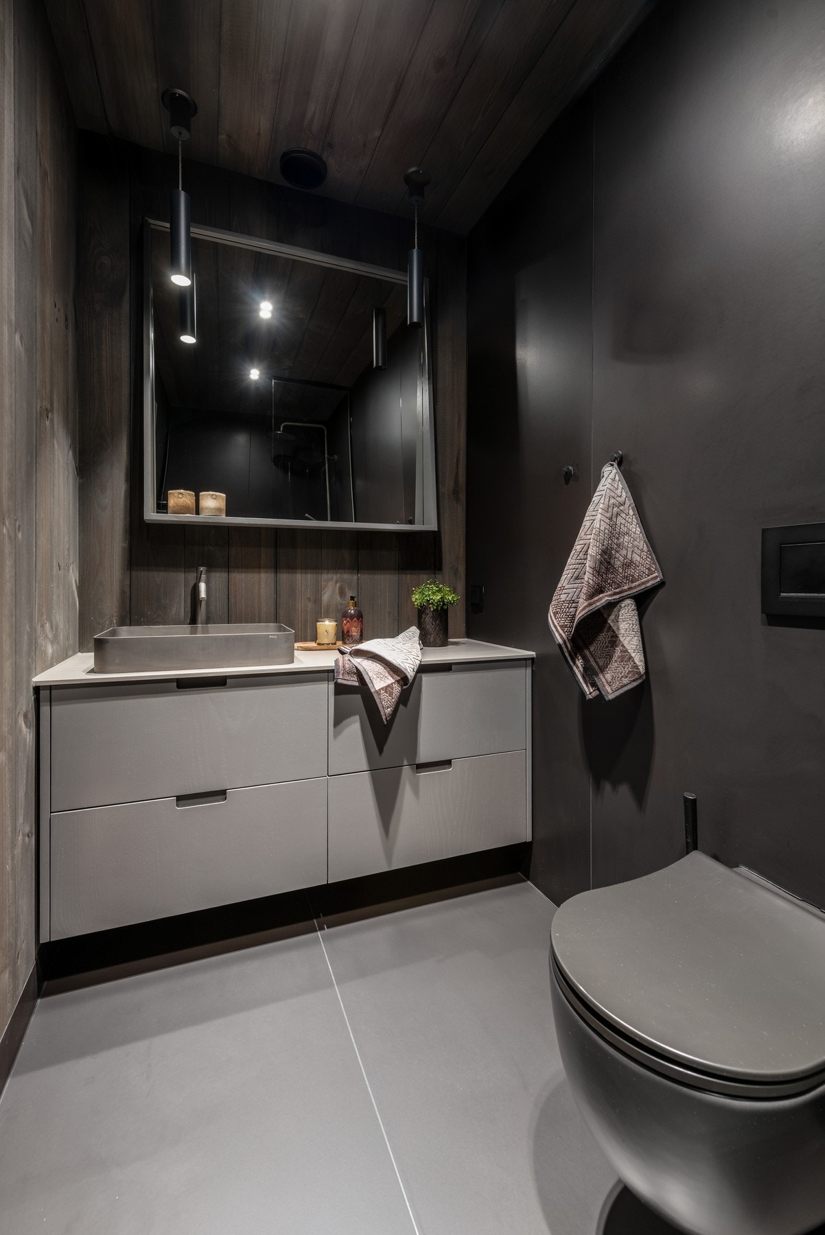 Alle bad har en flott kombinasjonen mellom panel og flis som skaper en lun og varm følelse Galleribilde