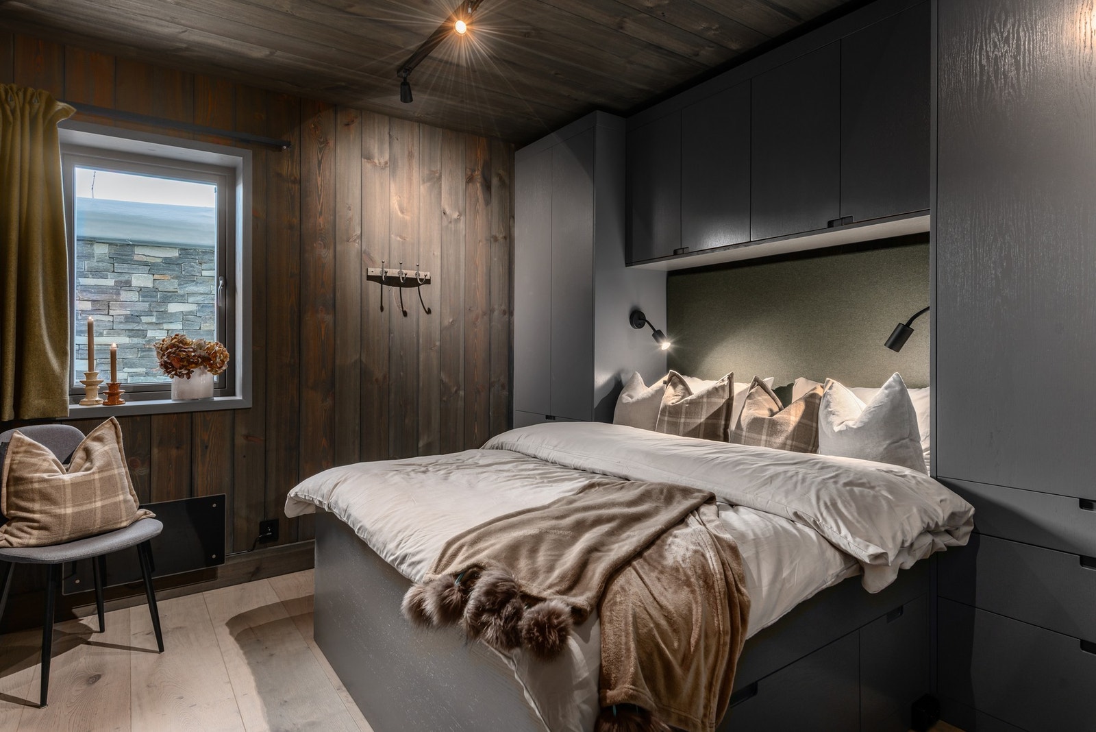 Ett av to soverom i underetasjen med god garderobeplass Galleribilde