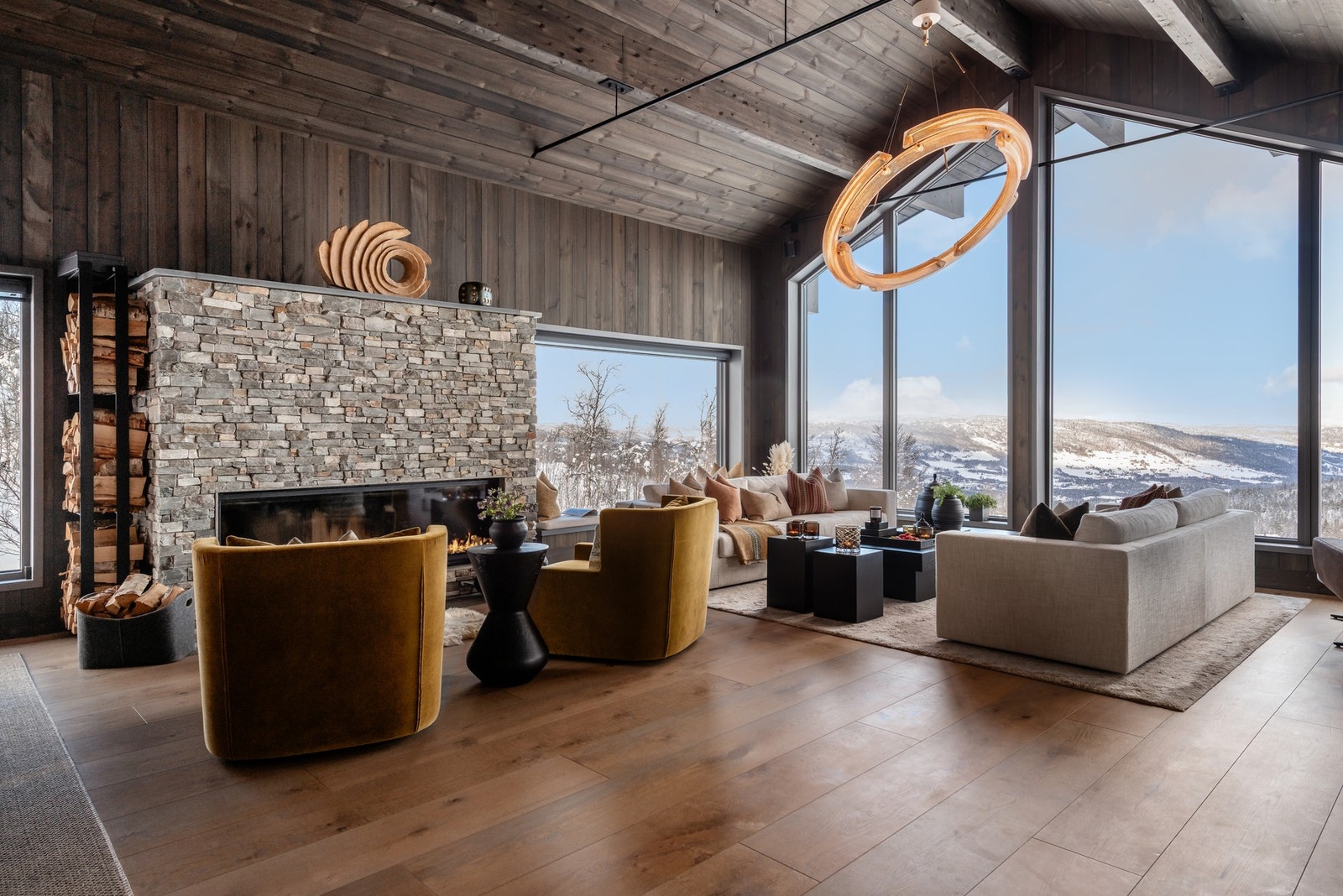 Fra fjellets friskhet til godstolens ro - en bok, en peis og ren hyttekos Galleribilde