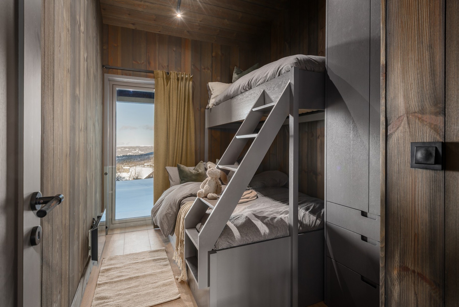 Hytten har 8 lune soverom og rikelig med plass til både familie og gjester Galleribilde