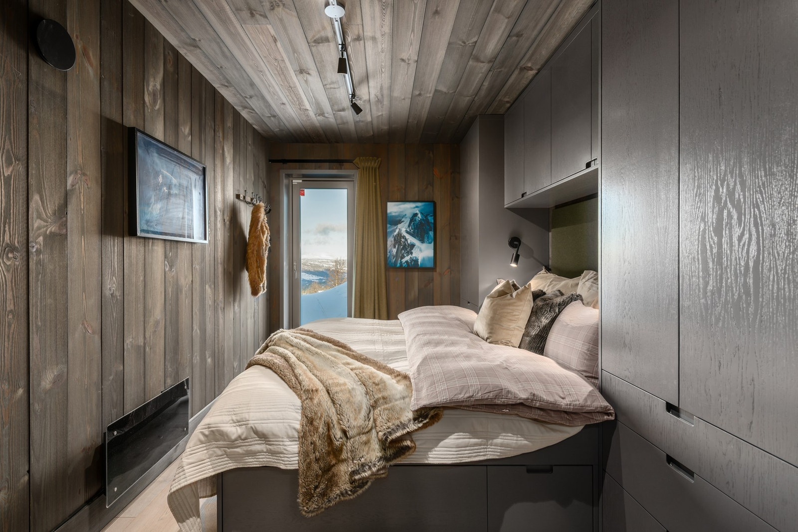 Alle soverommen har møbelsnekrede garderober Galleribilde