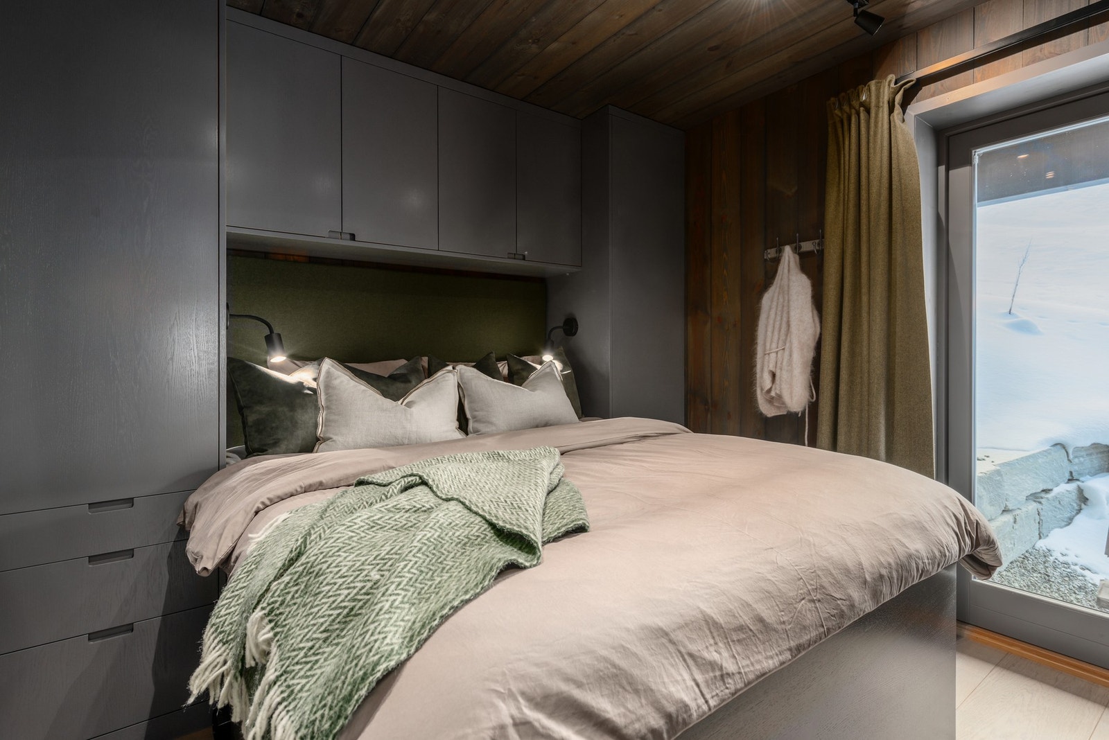 Et rolig hyttesoverom hvor mykt sengetøy gjør det til en nytelse å starte dagen Galleribilde