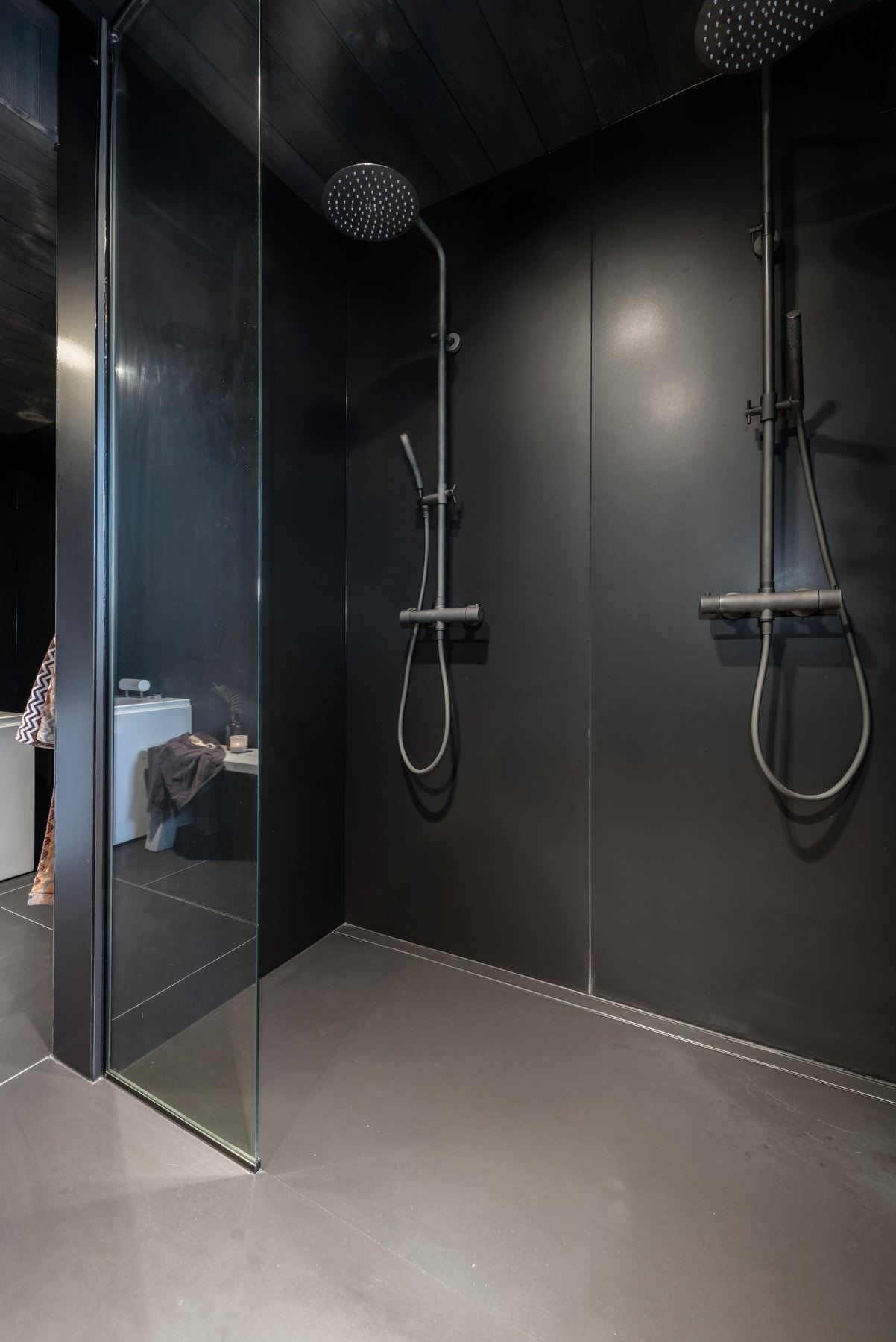 Eksklusiv dobbeldusj i hyttas private spa-avdeling - perfekt for å starte eller avslutte dagen sammen Galleribilde