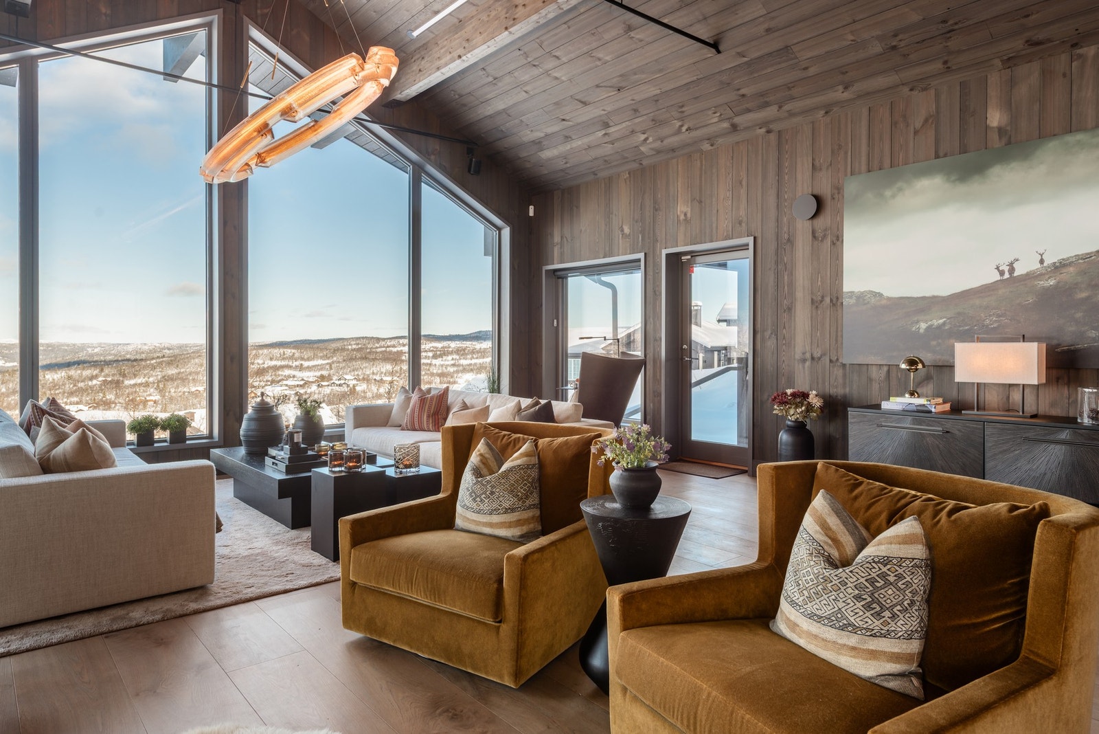 Børstet panel på veggene med beiset finish, i tre forskjellige bredder for å skape liv Galleribilde