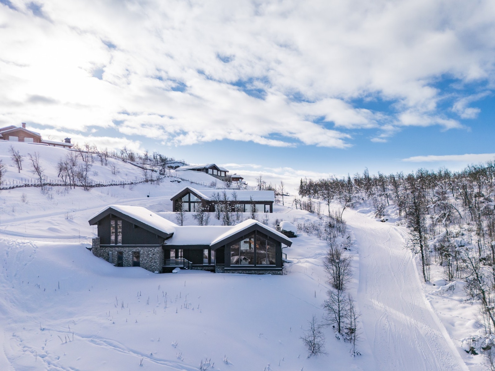 Eiendomsmegler Jannike Seljevoll Herleiksplass har gleden av å presentere denne perlen av en hytte (Foto: Terje Bjørnsen) Galleribilde