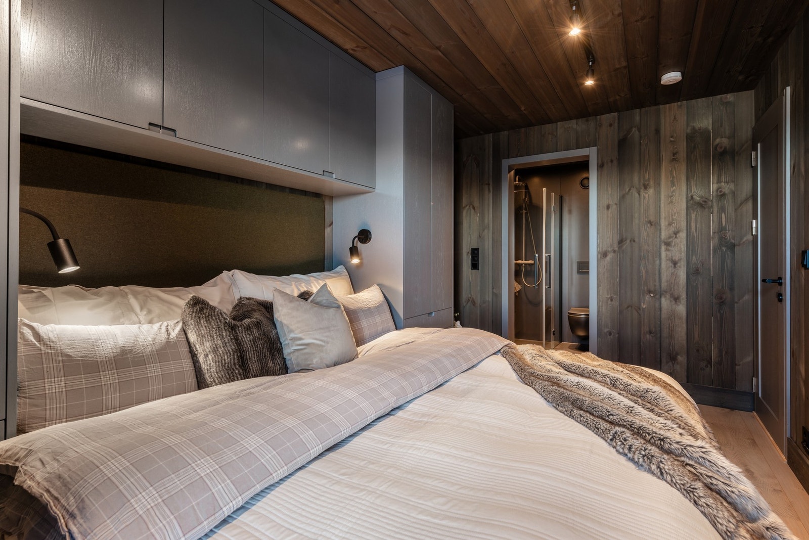 Hytten har to soverom med en-suite bad Galleribilde