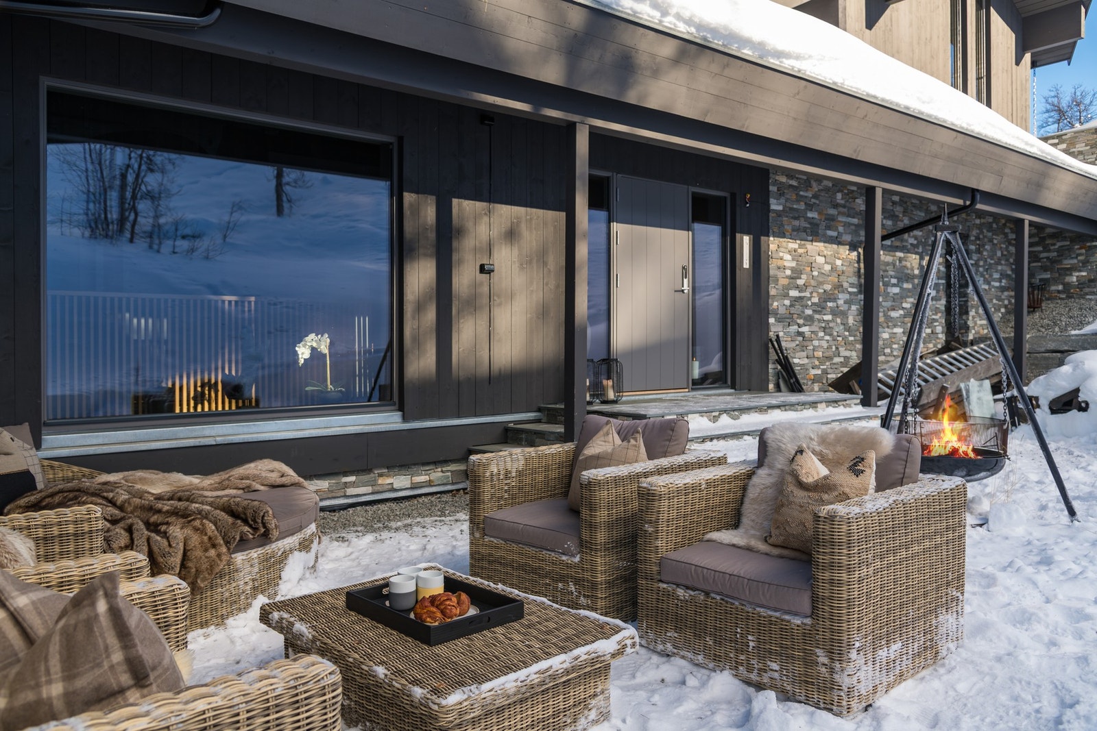 Lun uteplass med bålpanne - et naturlig samlingspunkt året rundt Galleribilde