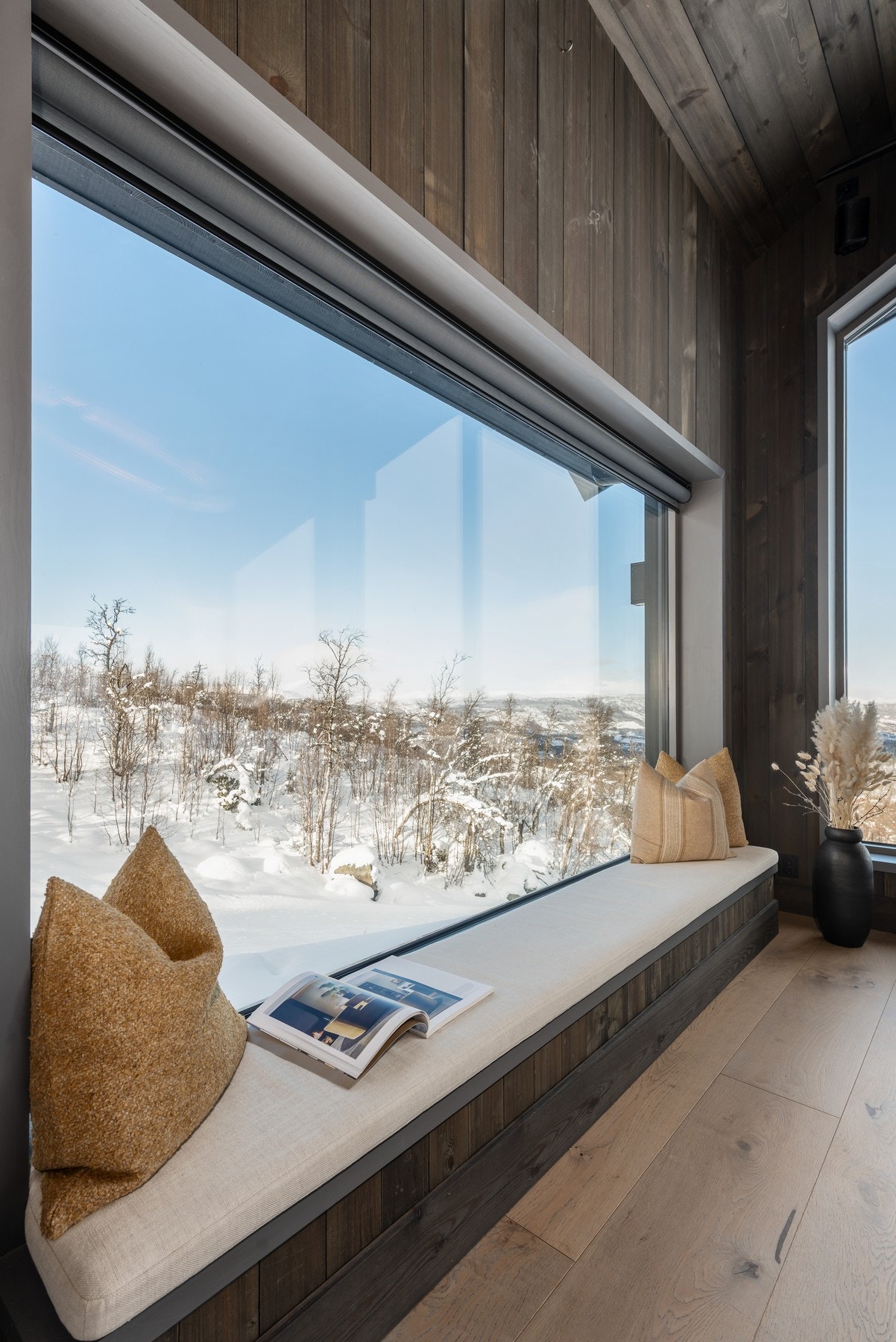 Store vindusflater som slipper naturen inn Galleribilde