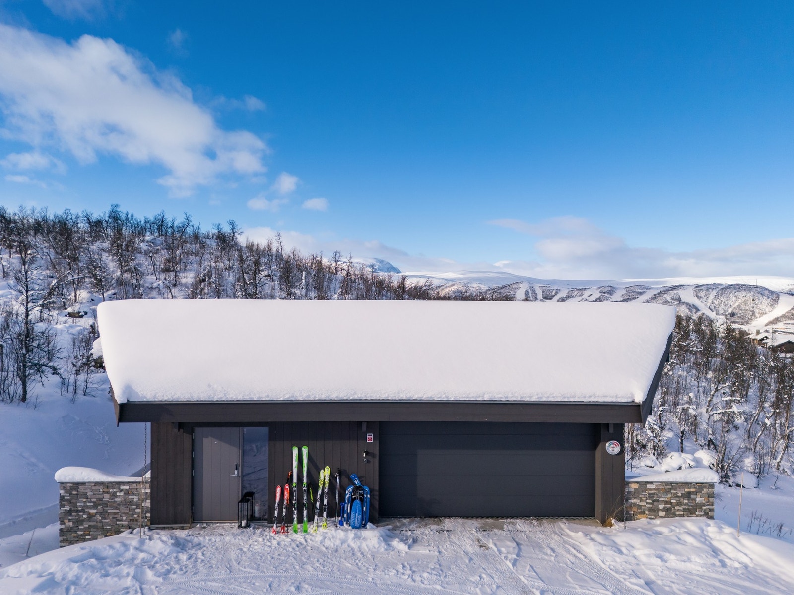 Ankommer du med bil kjører du rett inn i den doble garasjen hvor de miljøbevisste vil glede seg over en dobbel el-bil lader Galleribilde