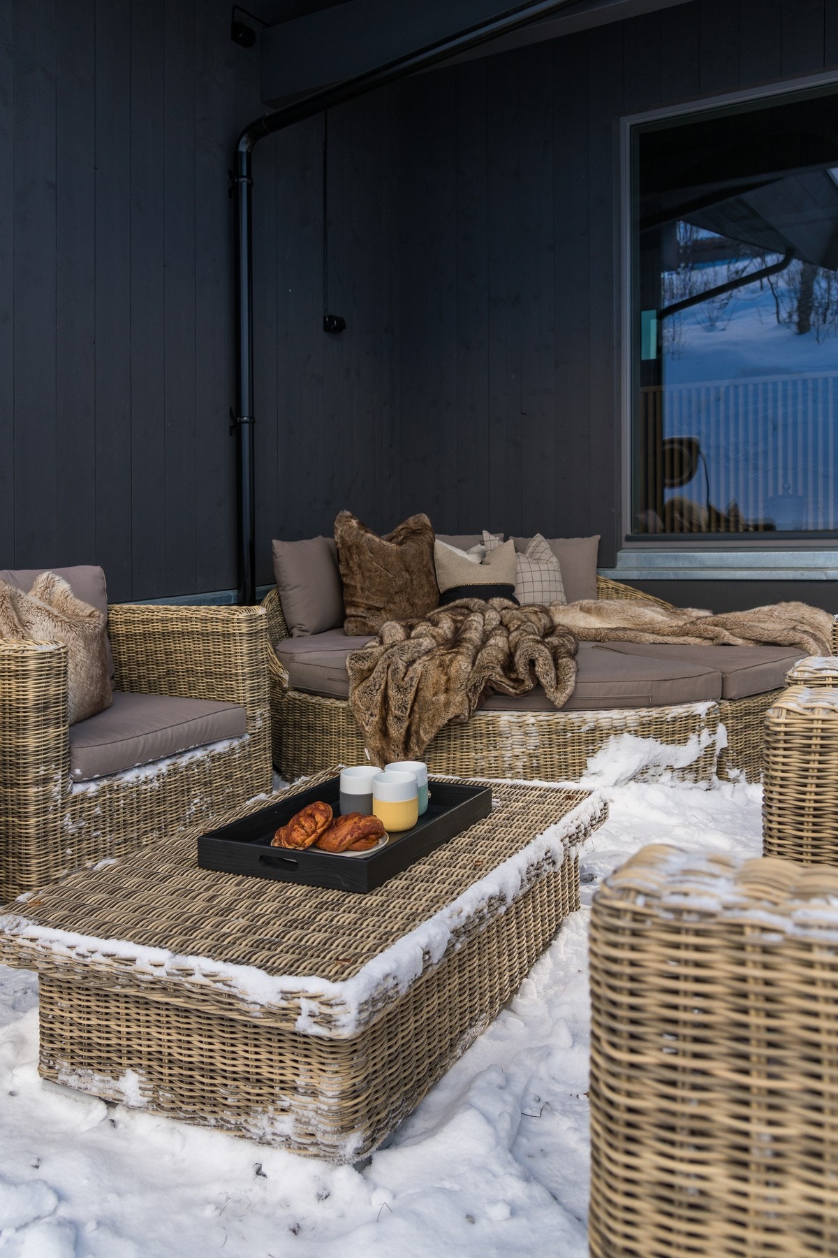 En lun krok utenfor hytta med bålpanne - perfekt gode samtaler Galleribilde