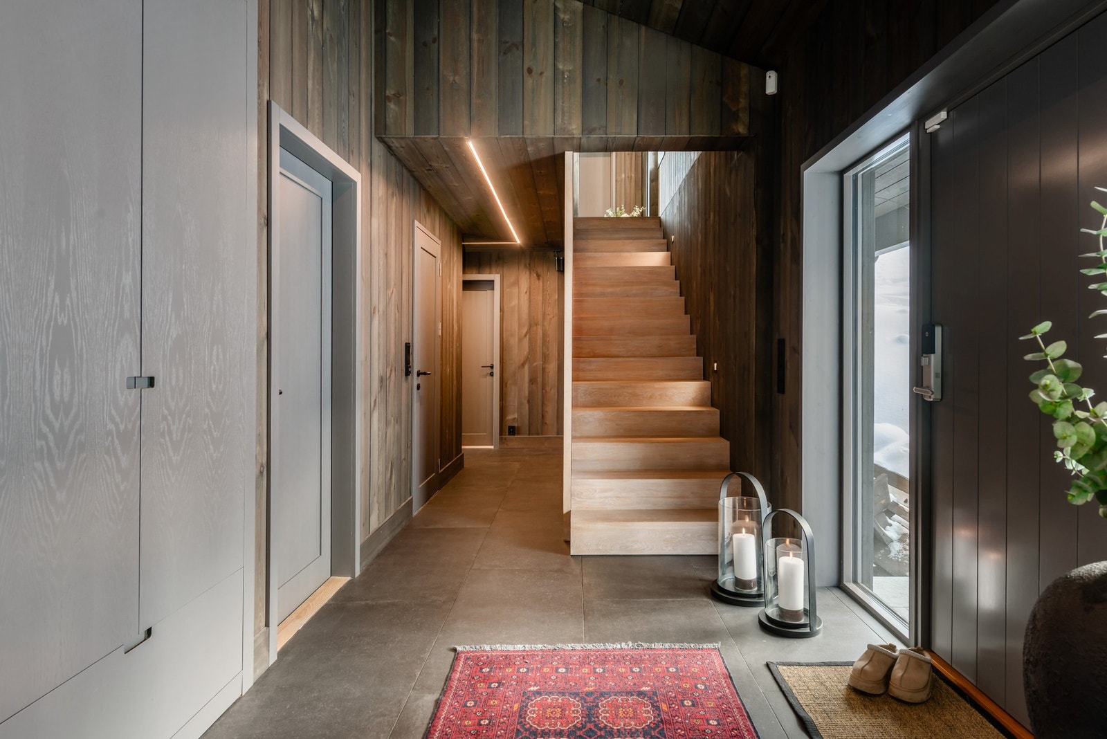 Innover i gangen finner man kontor, soverom, bad og toalettrom Galleribilde