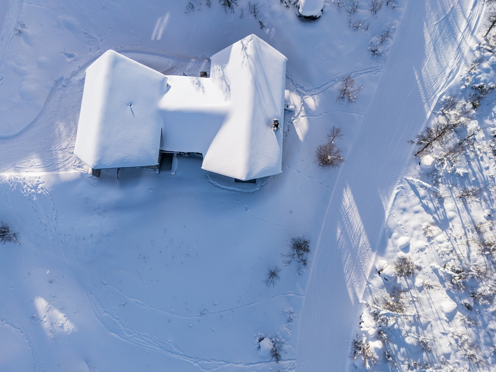 Hytten sett i fugleperspektiv - tett på langrennsløypene Galleribilde