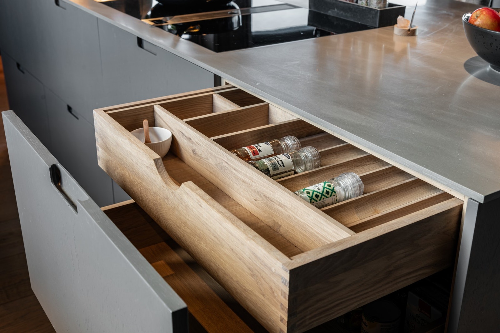 Skuffer og dører har demping som gjør at de lukkes mykt og lydløst, uten å smelle igjen Galleribilde