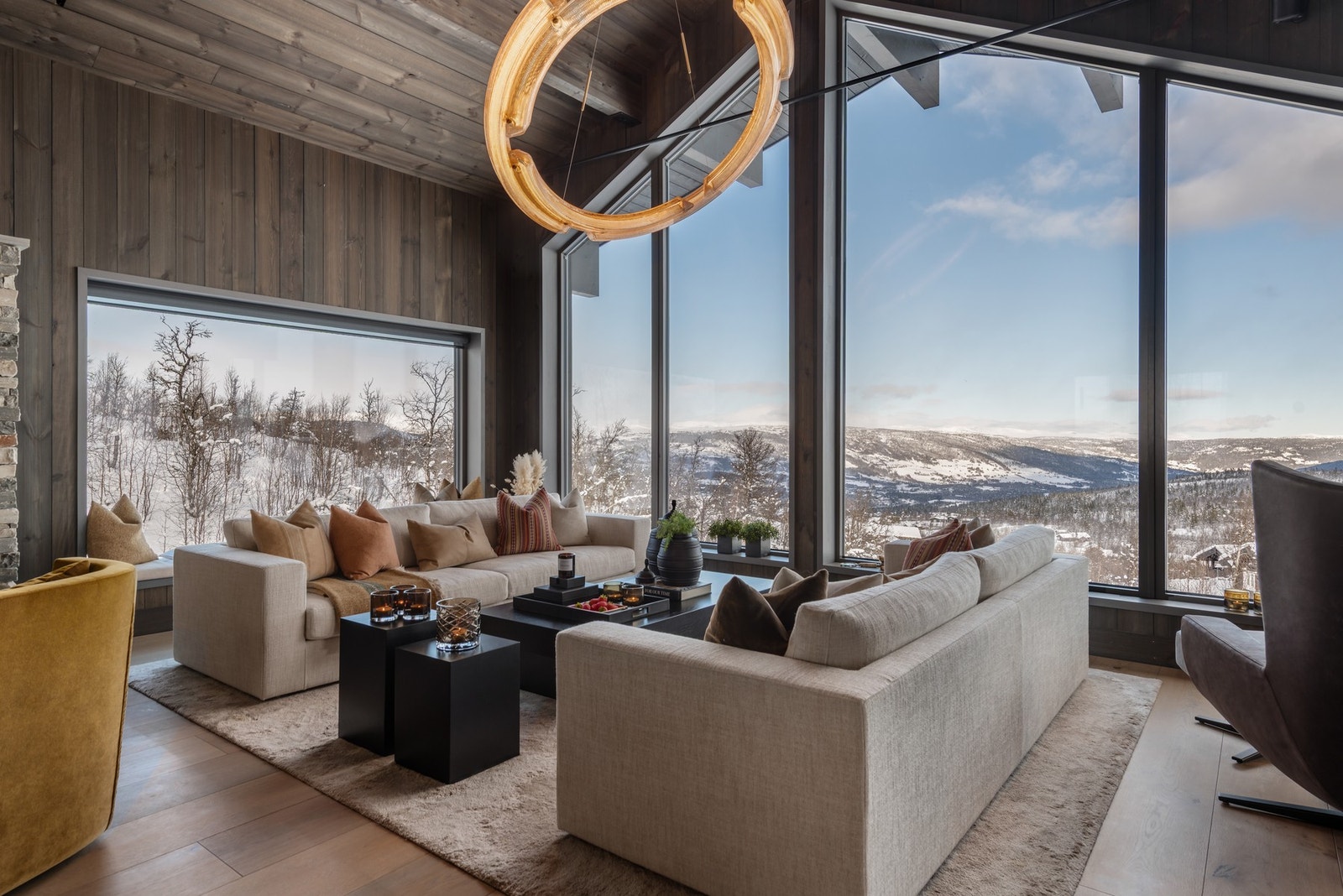 Romslige oppholdsarealer, store vindusflater som slipper naturen inn Galleribilde