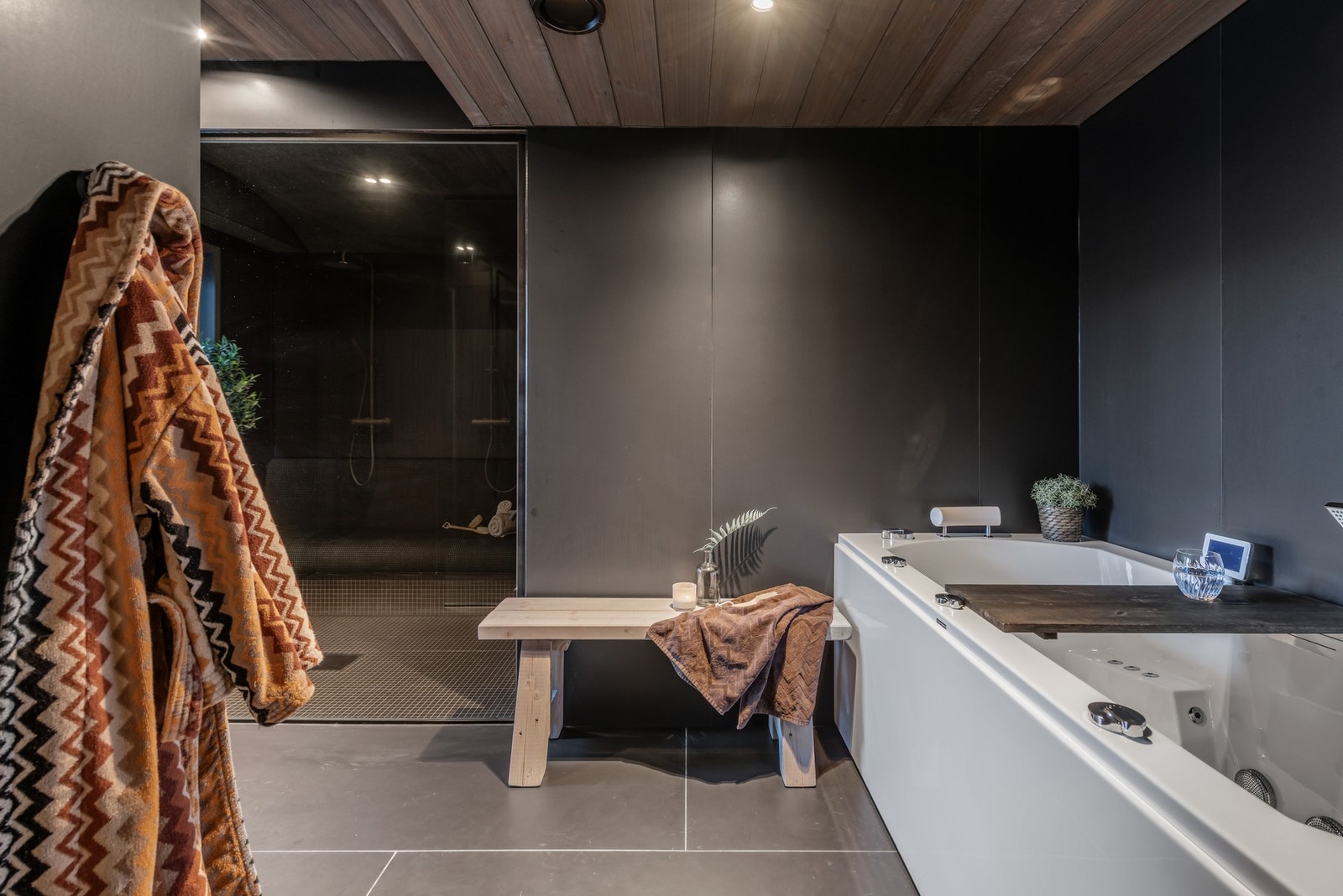 Privat spa-avdeling med steamdusj og boblebadekar Galleribilde