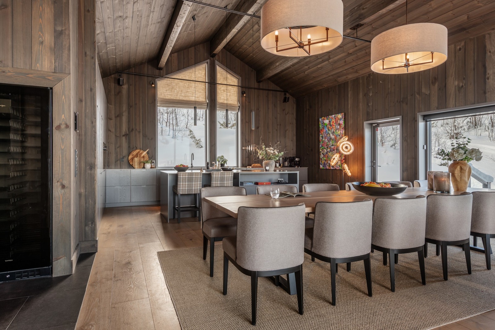 Rikelig med plass til å romme mange du er glad i enten det er familien, venner eller gode kolleger du har invitert med deg Galleribilde