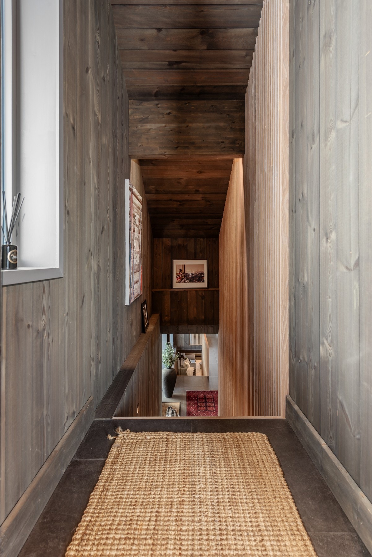 Trappeløp ned til hyttens hovedetasje Galleribilde