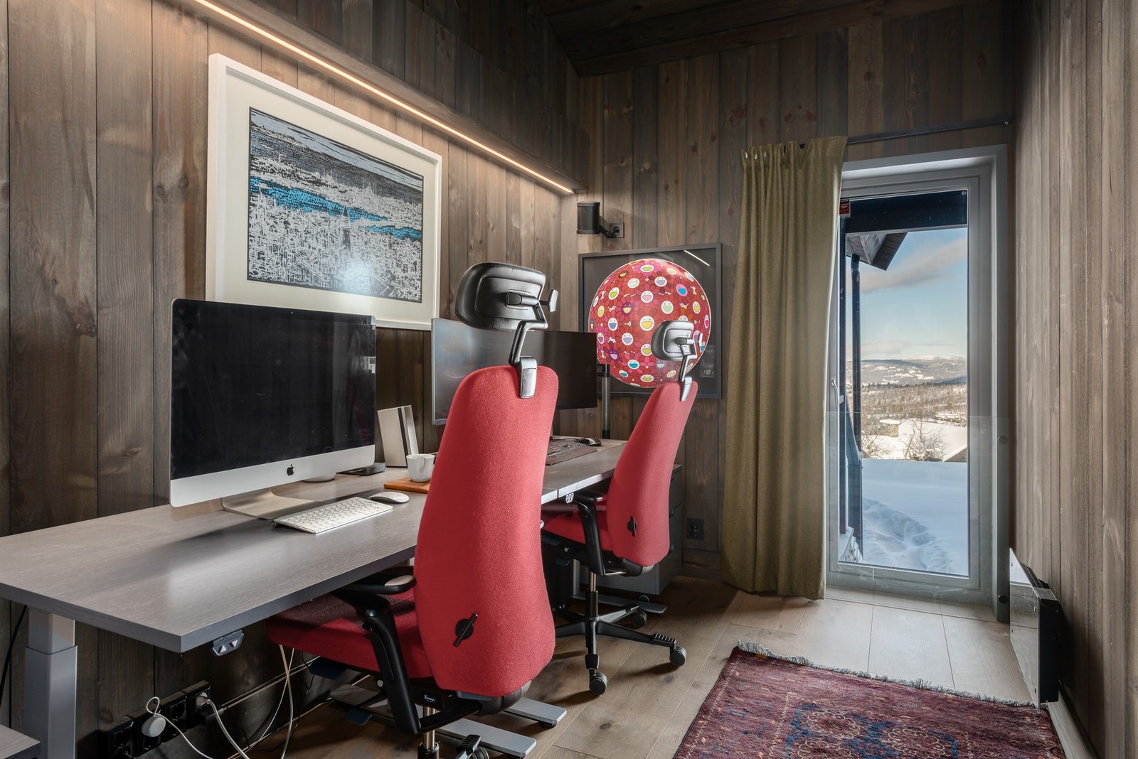 Soverom innredet som praktisk hjemmekontor - jobb effektivt samtidig som du nyter fjellroen Galleribilde