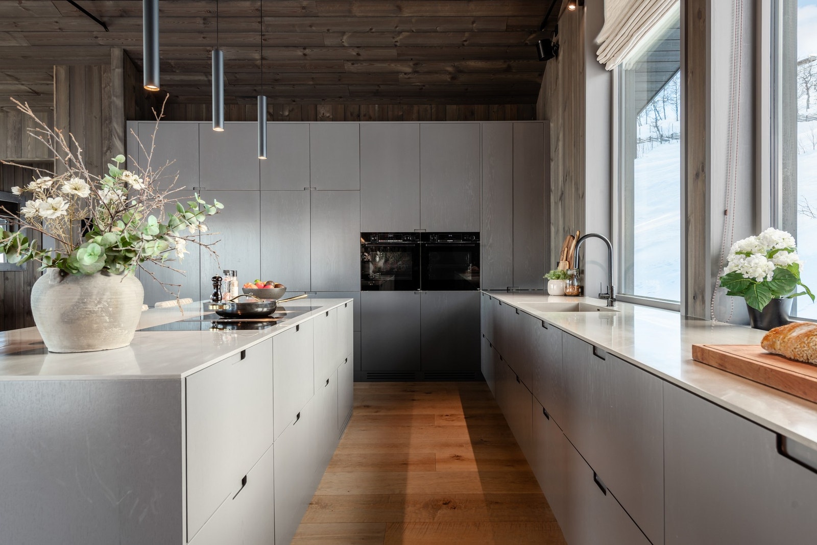 Lekker innholdsrik kjøkkeninnredning spesial designet for denne hytten Galleribilde